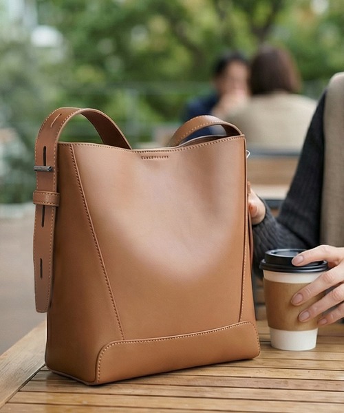 STYLE DELI（スタイルデリ）の「【DELI by】カーブフォルムリアルレザーショルダーバッグ（ショルダーバッグ・レディース・ライトブラウン/ブラック/ブラウン/ベージュ・FREE）」の13枚目の写真