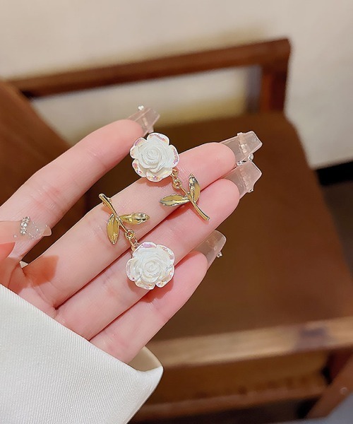shoppinggo（ショッピングゴー）の「ピアス レディース  揺れる イヤリング 大ぶりピアス 花 キラキラ（ピアス（両耳用）・レディース・ホワイト・FREE）」の6枚目の写真