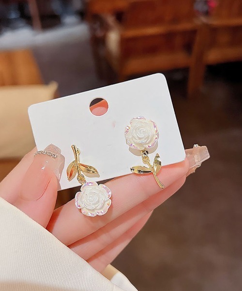 shoppinggo（ショッピングゴー）の「ピアス レディース  揺れる イヤリング 大ぶりピアス 花 キラキラ（ピアス（両耳用）・レディース・ホワイト・FREE）」の4枚目の写真