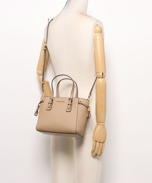 MICHAEL KORS(マイケルコース)の「VOYAGER コンバーチブル トップジップ トート エクストラスモール(トートバッグ・レディース・キャメル・FREE)」の5枚目の写真