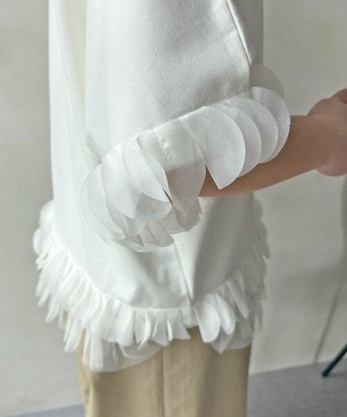 DouDou（ドゥドゥ）の「【WEB限定】異素材フリルトップス（Tシャツ/カットソー・レディース・オフホワイト/ブラック・FREE）」の16枚目の写真
