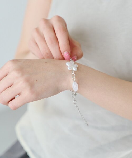 Kastane(カスタネ)の「【fiw./WEB先行】シェルフラワーブレス(ブレスレット・レディース・シルバー・FREE)」の2枚目の写真