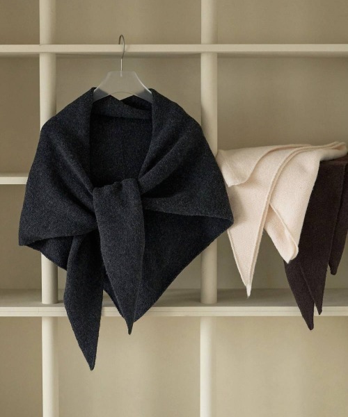anuke(アンヌーク)の「anuke Knit Triangle Scarf ニットトライアングルスカーフ/62621013(バンダナ/スカーフ・レディース・チャコールグレー・ONE SIZE)」の1枚目の写真