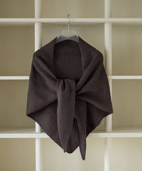anuke(アンヌーク)の「anuke Knit Triangle Scarf ニットトライアングルスカーフ/62621013(バンダナ/スカーフ・レディース・チャコールグレー・ONE SIZE)」の7枚目の写真