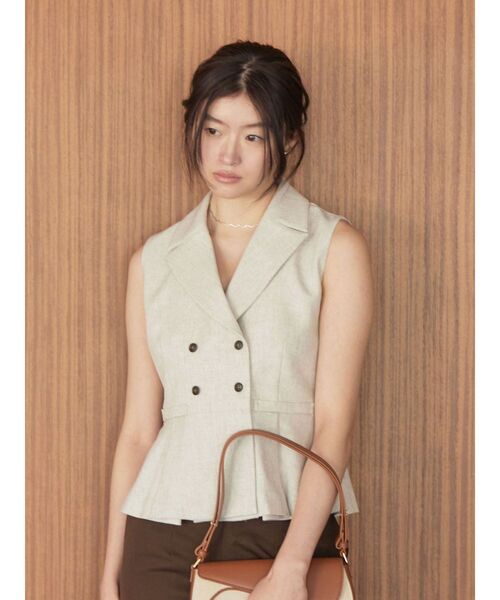 LAGUNAMOON（ラグナムーン）の「タックペプラムベスト（ベスト・レディース・チャコールグレー/アイボリー/モカ・FREE）」の5枚目の写真