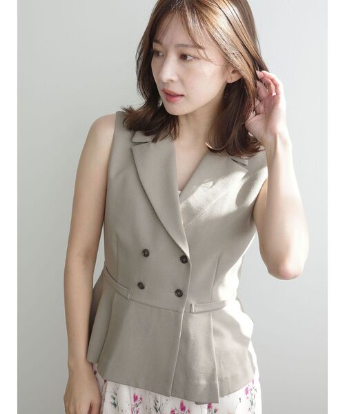 LAGUNAMOON（ラグナムーン）の「タックペプラムベスト 【夏服】 【オフィスカジュアル】（ベスト・レディース・チャコールグレー/アイボリー/モカ・FREE）」の4枚目の写真