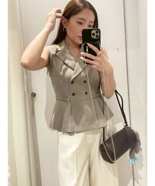 LAGUNAMOON（ラグナムーン）の「タックペプラムベスト 【夏服】 【オフィスカジュアル】（ベスト・レディース・チャコールグレー/アイボリー/モカ・FREE）」の6枚目の写真
