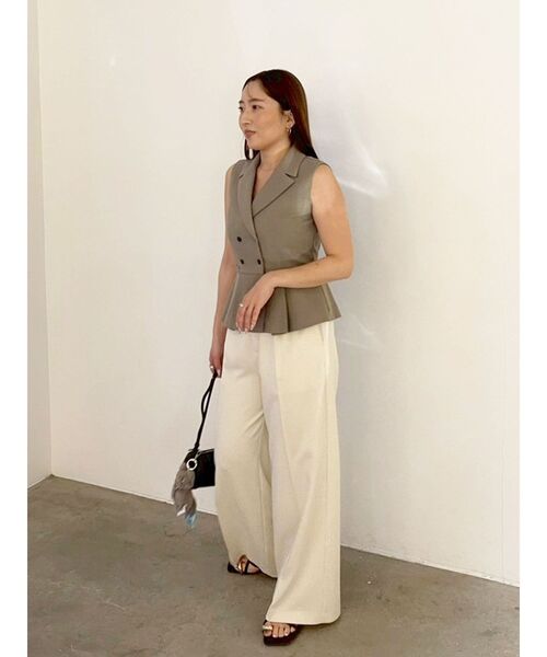 LAGUNAMOON（ラグナムーン）の「タックペプラムベスト 【夏服】 【オフィスカジュアル】（ベスト・レディース・チャコールグレー/アイボリー/モカ・FREE）」の7枚目の写真