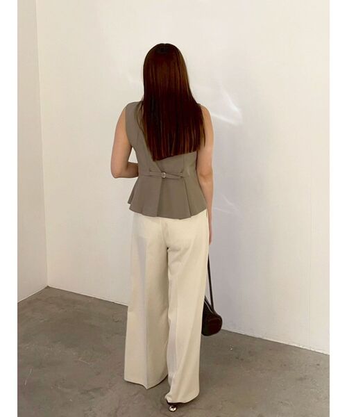 LAGUNAMOON（ラグナムーン）の「タックペプラムベスト 【夏服】 【オフィスカジュアル】（ベスト・レディース・チャコールグレー/アイボリー/モカ・FREE）」の9枚目の写真