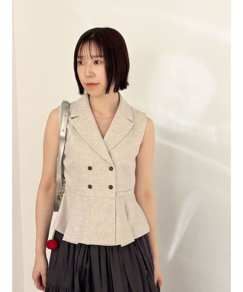 LAGUNAMOON（ラグナムーン）の「タックペプラムベスト 【夏服】 【オフィスカジュアル】（ベスト・レディース・チャコールグレー/アイボリー/モカ・FREE）」の10枚目の写真
