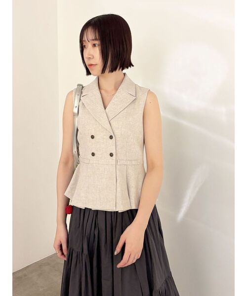 LAGUNAMOON（ラグナムーン）の「タックペプラムベスト 【夏服】 【オフィスカジュアル】（ベスト・レディース・チャコールグレー/アイボリー/モカ・FREE）」の14枚目の写真