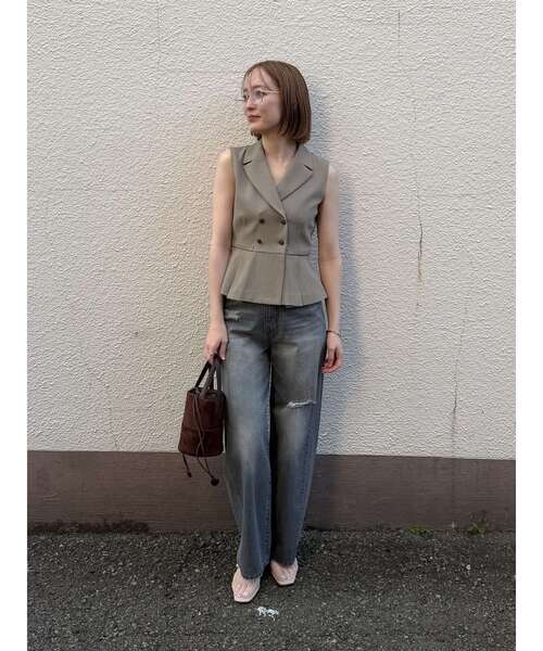 LAGUNAMOON（ラグナムーン）の「タックペプラムベスト 【夏服】 【オフィスカジュアル】（ベスト・レディース・チャコールグレー/アイボリー/モカ・FREE）」の16枚目の写真