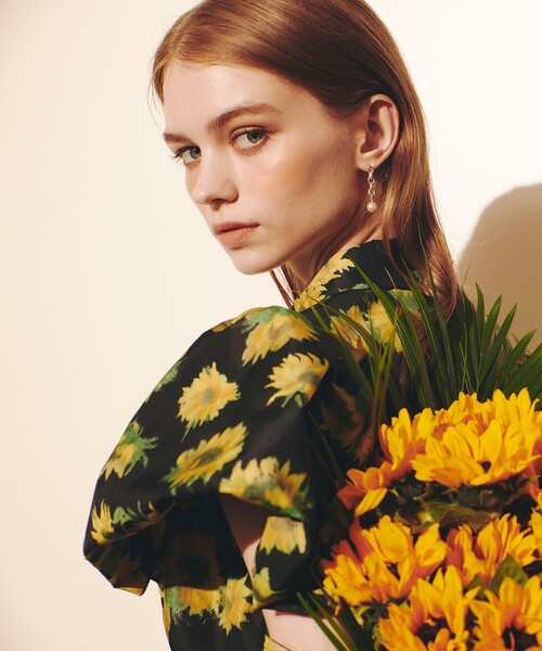 LOULOU WILLOUGHBY(ルルウィルビー)の「WEB 一部店舗限定【LOULOU WILLOUGHBY】サンフラワープリントバルーンスリーブシャツ(シャツ/ブラウス・レディース・ブラック系その他/グリーン系その他・2)」の2枚目の写真
