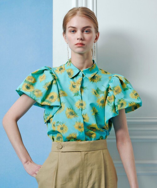 LOULOU WILLOUGHBY(ルルウィルビー)の「WEB 一部店舗限定【LOULOU WILLOUGHBY】サンフラワープリントバルーンスリーブシャツ(シャツ/ブラウス・レディース・ブラック系その他/グリーン系その他・2)」の1枚目の写真
