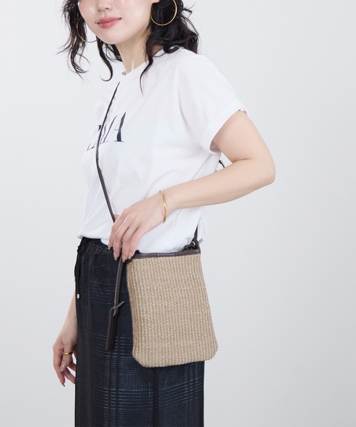 marco masi（マルコマージ）の「【MARCO MASI】ラフィア風ショルダーミニバッグ（ショルダーバッグ・レディース・グレイッシュベージュ・FREE）」の2枚目の写真