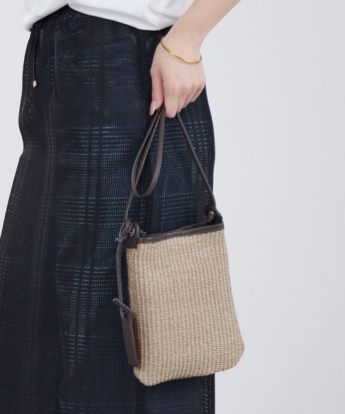 marco masi（マルコマージ）の「【MARCO MASI】ラフィア風ショルダーミニバッグ（ショルダーバッグ・レディース・グレイッシュベージュ・FREE）」の4枚目の写真