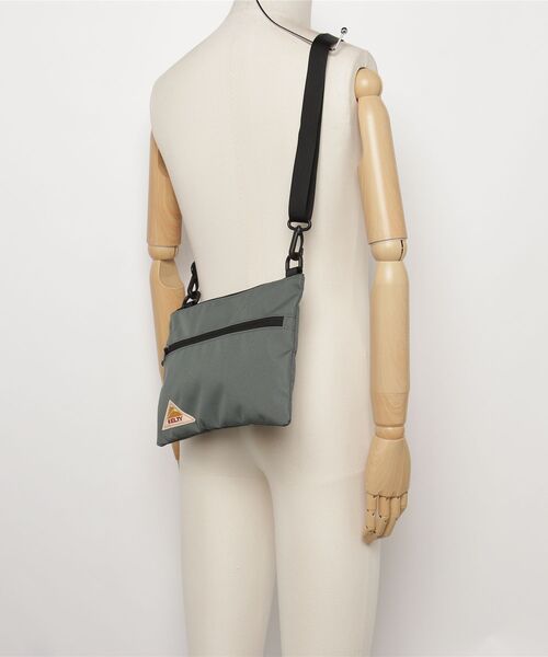 KELTY(ケルティ)の「ケルティ ES FLAT POUCH SM(ショルダーバッグ・メンズ・その他・ONE SIZE)」の2枚目の写真