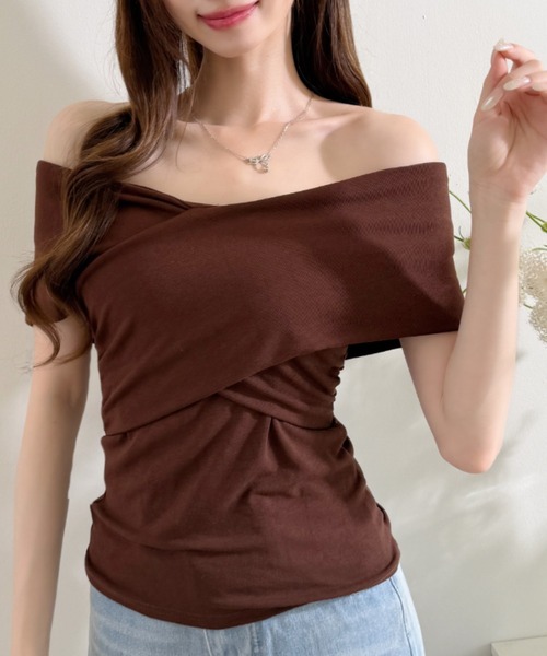 Ada.(エイダ)の「フロントクロス カシュクール デザイン ドレープ オフショルダー トップス(Tシャツ/カットソー・レディース・ブラウン/ブルー/ブラック/ホワイト・FREE)」の1枚目の写真