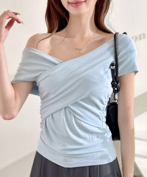 Ada.(エイダ)の「フロントクロス カシュクール デザイン ドレープ オフショルダー トップス(Tシャツ/カットソー・レディース・ブラウン/ブルー/ブラック/ホワイト・FREE)」の4枚目の写真