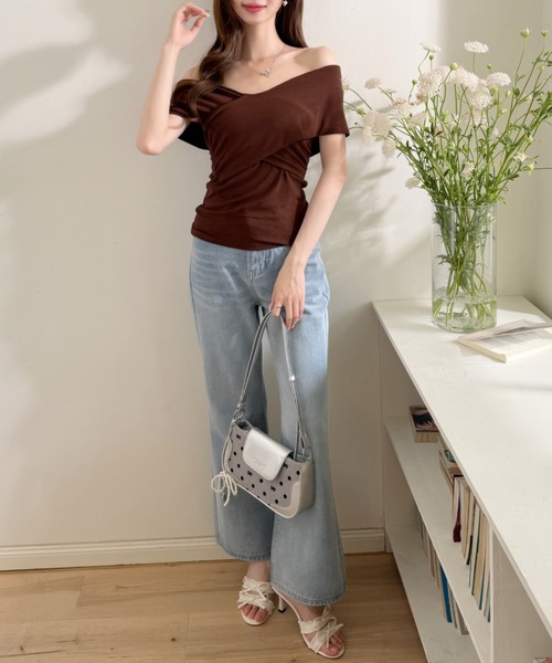 Ada.(エイダ)の「フロントクロス カシュクール デザイン ドレープ オフショルダー トップス(Tシャツ/カットソー・レディース・ブラウン/ブルー/ブラック/ホワイト・FREE)」の16枚目の写真