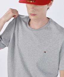 TOMMY HILFIGER（トミーヒルフィガー）の「TOMMY HILFIGER Core Flag Tee ワンポイントロゴ刺繍半袖Tシャツ（Tシャツ/カットソー）」