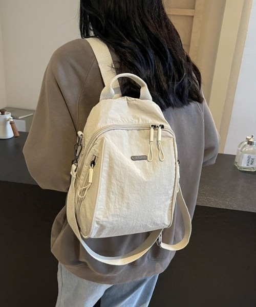 I.O.E（アイオイ）の「[韓国トレンド] 軽量デイリーミニバックパック（バックパック/リュック・レディース・アイボリー/ブラック・FREE）」の4枚目の写真