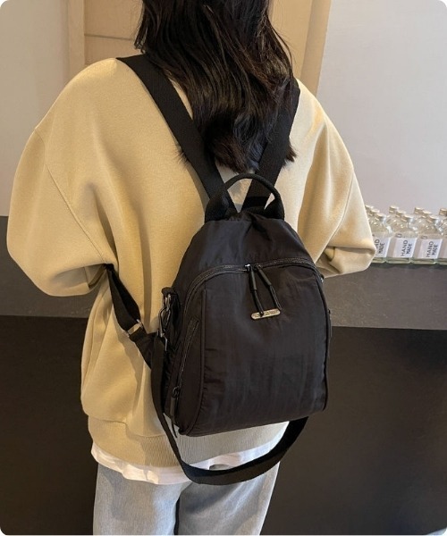 I.O.E（アイオイ）の「[韓国トレンド] 軽量デイリーミニバックパック（バックパック/リュック・レディース・アイボリー/ブラック・FREE）」の5枚目の写真