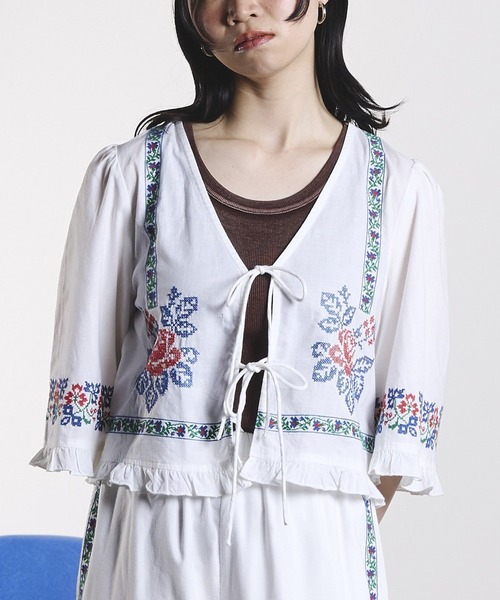 ROSE BUD(ローズバッド)の「EMBROIDERY RIBBON BLOUSE(シャツ/ブラウス・レディース・ホワイト/ブラック・ONE SIZE)」の1枚目の写真