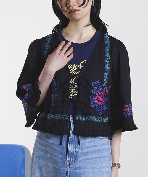 ROSE BUD(ローズバッド)の「EMBROIDERY RIBBON BLOUSE(シャツ/ブラウス・レディース・ホワイト/ブラック・ONE SIZE)」の2枚目の写真
