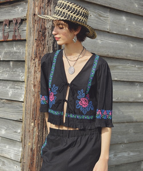 ROSE BUD(ローズバッド)の「EMBROIDERY RIBBON BLOUSE(シャツ/ブラウス・レディース・ホワイト/ブラック・ONE SIZE)」の3枚目の写真