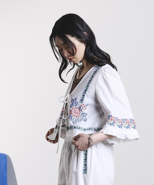 ROSE BUD(ローズバッド)の「EMBROIDERY RIBBON BLOUSE(シャツ/ブラウス・レディース・ホワイト/ブラック・ONE SIZE)」の8枚目の写真