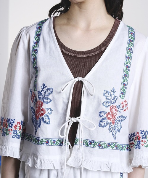 ROSE BUD(ローズバッド)の「EMBROIDERY RIBBON BLOUSE(シャツ/ブラウス・レディース・ホワイト/ブラック・ONE SIZE)」の13枚目の写真