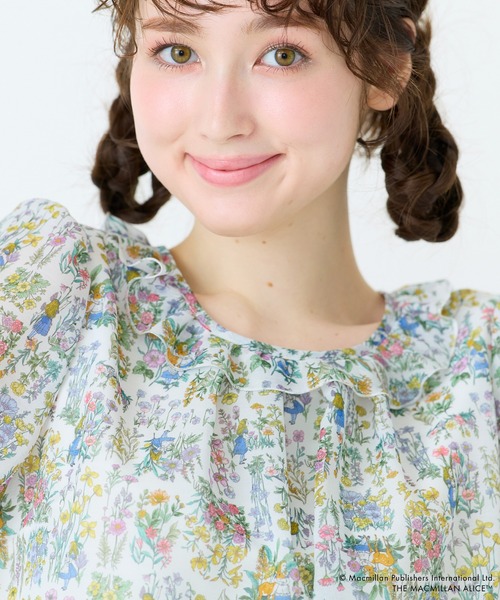 Jolly Poupee(ジョリープッペ)の「【マクミラン・アリスコラボ】不思議の国のアリス ラッフルフリルブラウス(シャツ/ブラウス・レディース・ネイビー/オフホワイト・38/40/42/46)」の10枚目の写真