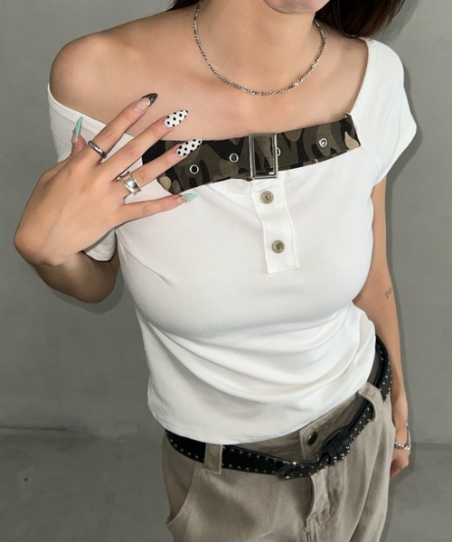Bamm(バム)の「ベルトデザインコンパクトオフショルトップス(Tシャツ/カットソー・レディース・ホワイト/カモフラージュ/ブラック・FREE)」の1枚目の写真