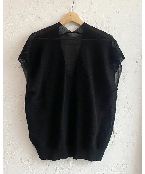 She's Closet(シーズクローゼット)の「ショート丈 半袖 ドルマンスリーブ 深Vネック シアーニット トップス(ニット/セーター・レディース・アイボリー/モカ/ブラック・FREE)」の4枚目の写真