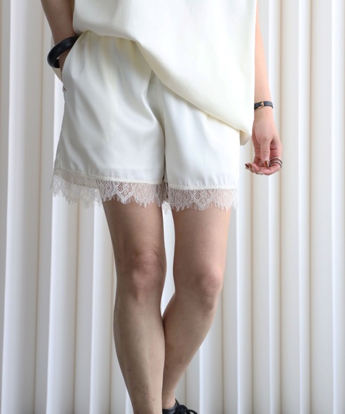 レース付サテンショートパンツ（その他パンツ）｜YENNA（イェンナ）の
