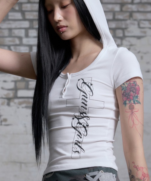 NIIER NOR(ニアノア)の「A'GEM/9 × .kom 『NIIER NOR/ニーアノア』 CROSS BUTTON DOWN HOOD TEE/クロスボタンフードTシャツ(Tシャツ/カットソー・レディース・ブラック/ホワイト・FREE)」の2枚目の写真