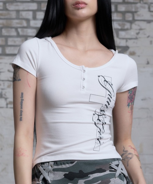NIIER NOR(ニアノア)の「A'GEM/9 × .kom 『NIIER NOR/ニーアノア』 CROSS BUTTON DOWN HOOD TEE/クロスボタンフードTシャツ(Tシャツ/カットソー・レディース・ブラック/ホワイト・FREE)」の13枚目の写真