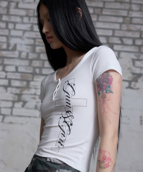NIIER NOR(ニアノア)の「A'GEM/9 × .kom 『NIIER NOR/ニーアノア』 CROSS BUTTON DOWN HOOD TEE/クロスボタンフードTシャツ(Tシャツ/カットソー・レディース・ブラック/ホワイト・FREE)」の14枚目の写真