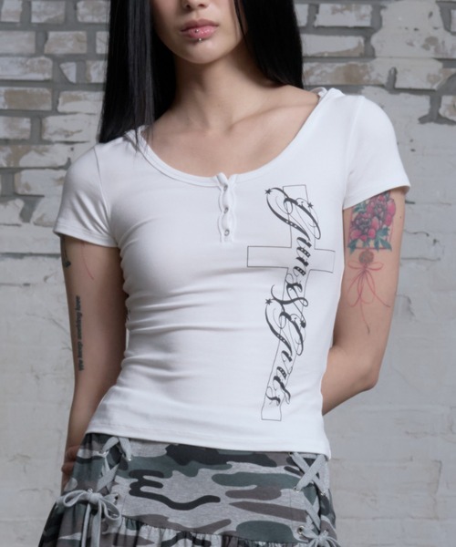 NIIER NOR(ニアノア)の「A'GEM/9 × .kom 『NIIER NOR/ニーアノア』 CROSS BUTTON DOWN HOOD TEE/クロスボタンフードTシャツ(Tシャツ/カットソー・レディース・ブラック/ホワイト・FREE)」の12枚目の写真