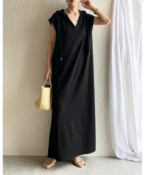 She's Closet(シーズクローゼット)の「深Vネック フレンチスリーブ フード付き ロングパーカーワンピース(ワンピース・レディース・ブラウン/ベージュ/ブラック/アイボリー・FREE)」の2枚目の写真