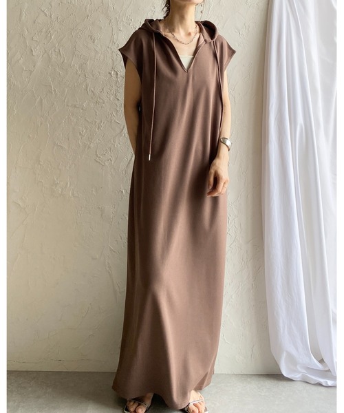 She's Closet(シーズクローゼット)の「深Vネック フレンチスリーブ フード付き ロングパーカーワンピース(ワンピース・レディース・ブラウン/ベージュ/ブラック/アイボリー・FREE)」の6枚目の写真