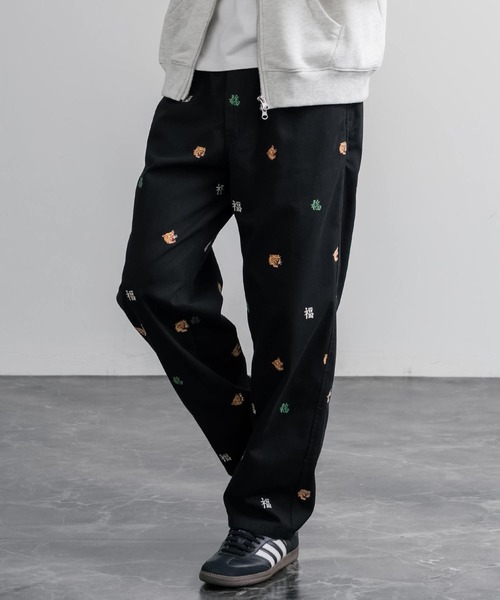 HOUSTON（ヒューストン）の「HOUSTON TWILL ALLOVER EMB EASY PANTS コットンツイル総柄刺繍イージーテーパードチノパンツ（チノパンツ・メンズ・ブラック/ベージュ/ナチュラル・XL/L/M）」の2枚目の写真