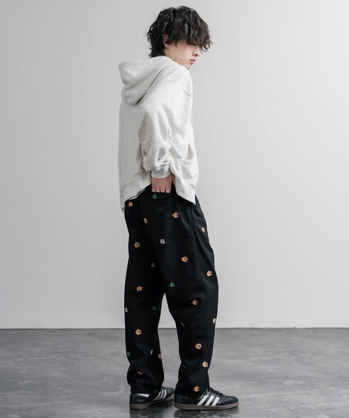 HOUSTON（ヒューストン）の「HOUSTON TWILL ALLOVER EMB EASY PANTS コットンツイル総柄刺繍イージーテーパードチノパンツ（チノパンツ・メンズ・ブラック/ベージュ/ナチュラル・XL/L/M）」の10枚目の写真