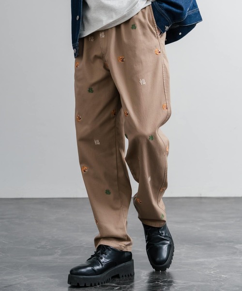 HOUSTON（ヒューストン）の「HOUSTON TWILL ALLOVER EMB EASY PANTS コットンツイル総柄刺繍イージーテーパードチノパンツ（チノパンツ・メンズ・ブラック/ベージュ/ナチュラル・XL/L/M）」の12枚目の写真