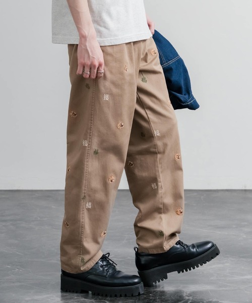 HOUSTON（ヒューストン）の「HOUSTON TWILL ALLOVER EMB EASY PANTS コットンツイル総柄刺繍イージーテーパードチノパンツ（チノパンツ・メンズ・ブラック/ベージュ/ナチュラル・XL/L/M）」の13枚目の写真
