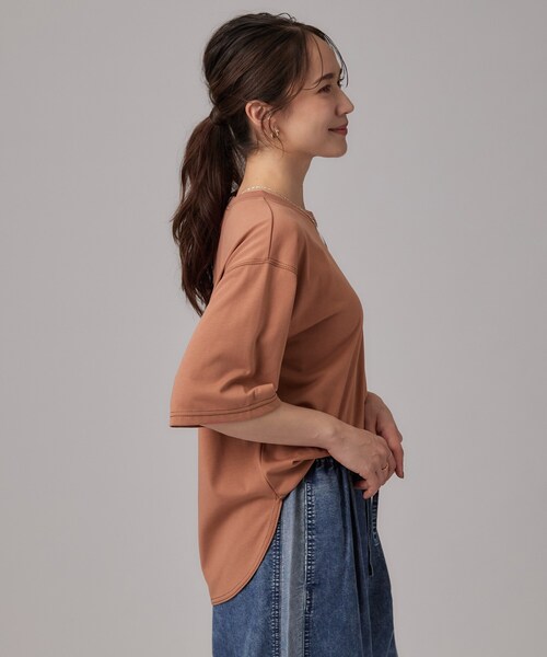SHOO・LA・RUE(シューラルー)の「【S-LL/体型カバー】インせず着られる 配色ステッチ 5分袖ロゴTシャツ(Tシャツ/カットソー・レディース・ホワイト/ブラック/レッド系・01/02/03/04)」の15枚目の写真