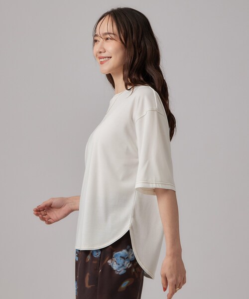 SHOO・LA・RUE(シューラルー)の「【S-LL/体型カバー】インせず着られる 配色ステッチ 5分袖ロゴTシャツ(Tシャツ/カットソー・レディース・ホワイト/ブラック/レッド系・01/02/03/04)」の5枚目の写真