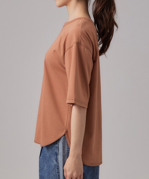 SHOO・LA・RUE(シューラルー)の「【S-LL/体型カバー】インせず着られる 配色ステッチ 5分袖ロゴTシャツ(Tシャツ/カットソー・レディース・ホワイト/ブラック/レッド系・01/02/03/04)」の9枚目の写真