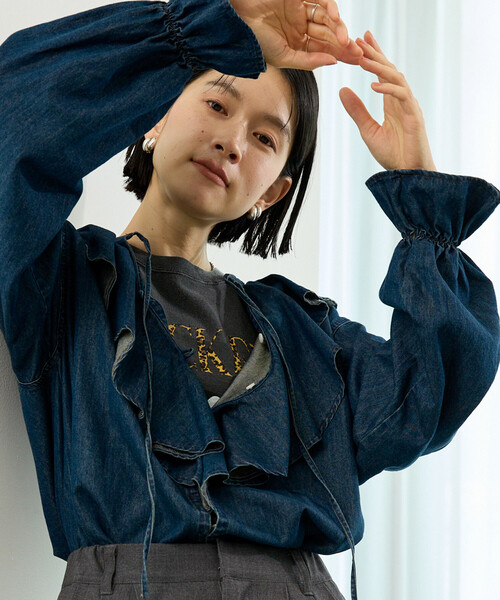 FREAK'S STORE(フリークスストア)の「リヨセル ラッフル フリルブラウス/デニムシャツ(シャツ/ブラウス・レディース・ブラック/ネイビー/ブルー・フリ-)」の4枚目の写真